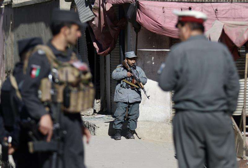 Oficiales de seguridad vigilan en el escenario de un atentado suicida dentro de una madrasa que costó la vida de 40 personas y dejó más de 30 heridos, en Kabul, Afganistán, hoy 28 de diciembre de 2017. EFE
