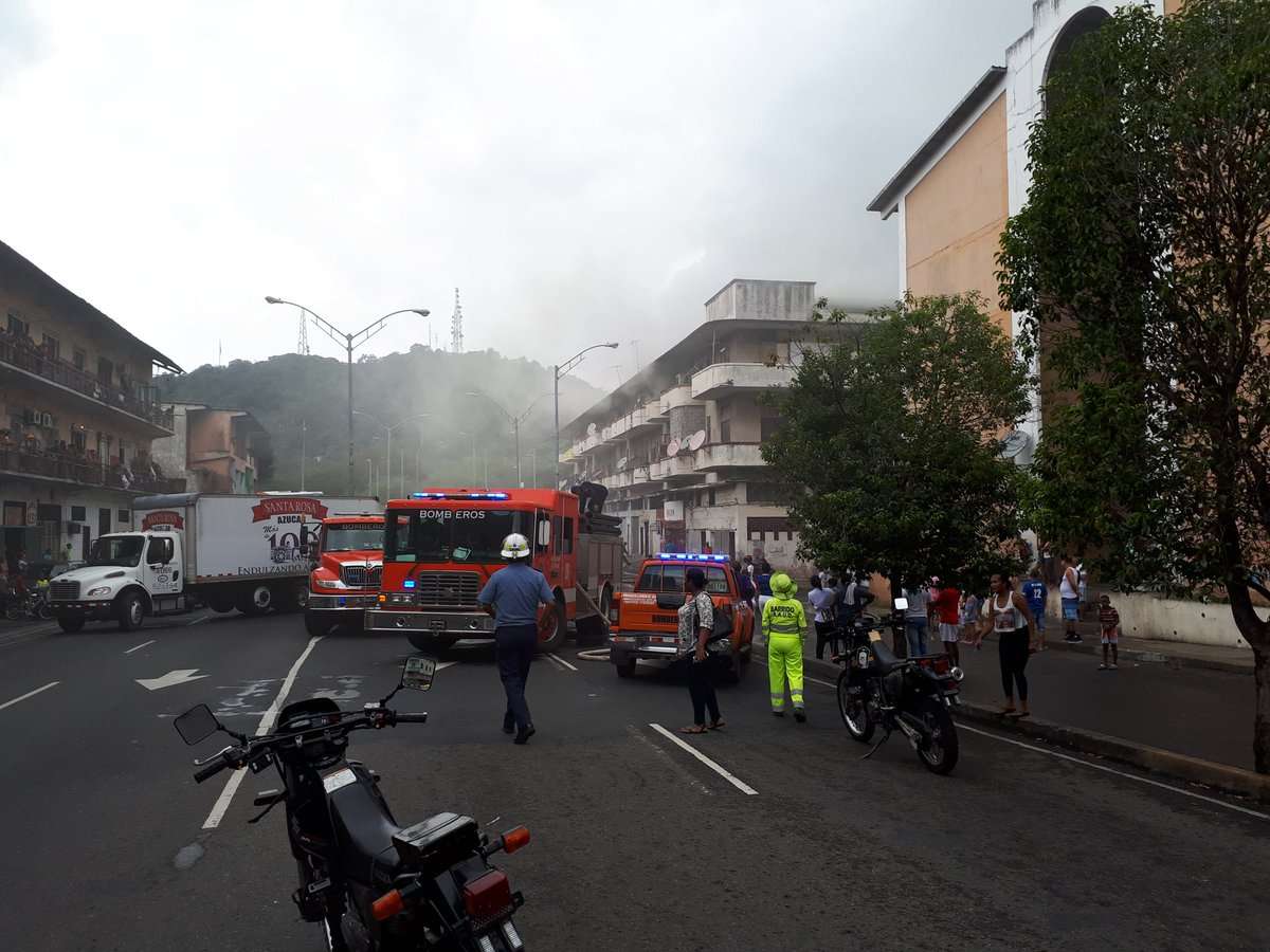 Imágenes de la emergencia que atendió el Cuerpo de Bomberos en estos momentos en el área de la Avenida Nacional. /  Foto: @BCBRP