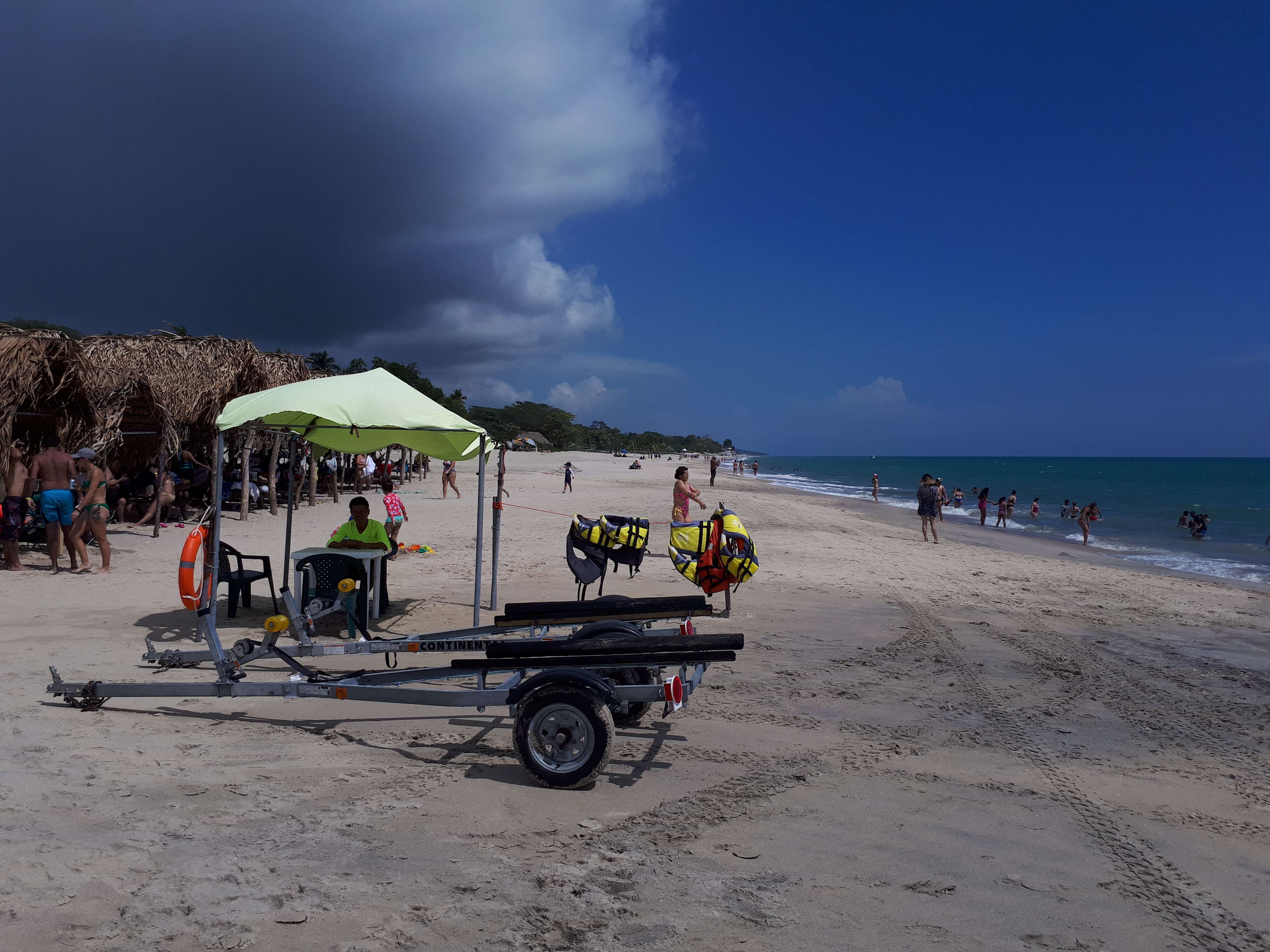 Este 31 de diciembre ya habían familias y cientos de turistas en las playas disfrutando de un día agradable. /  Foto: Elena Valdez