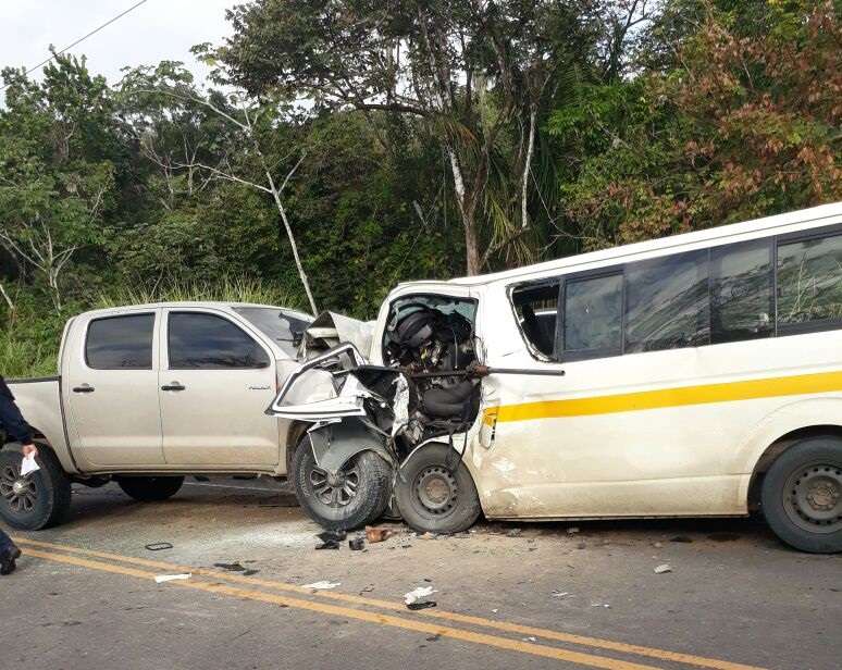 Del fuerte impacto las carrocerías de ambos vehículos sufrieron serios daños. /  Foto: @BCBRP