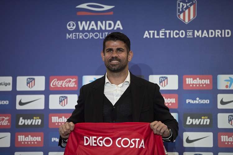 Diego Costa sostiene su nueva camiseta durante su presentación oficial. Foto: AP