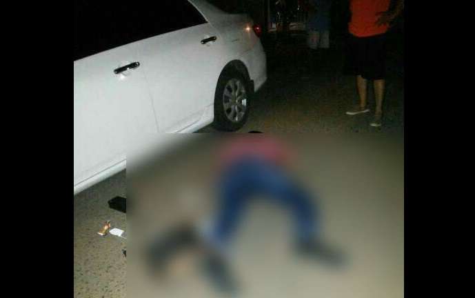 El cuerpo de la víctima quedó tirado a un lado del vehículo en el que se transportaba. /  Foto: José Vásquez