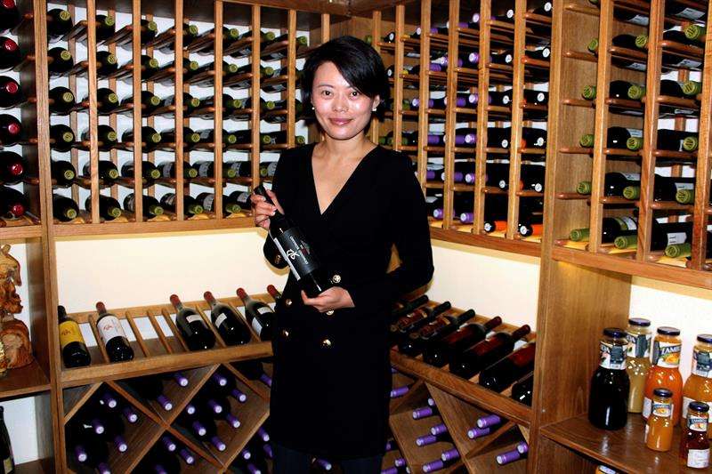 Li Tian posa en su tienda de vinos T-Cellar, situada en un antiguo búnker subterráneos de defensa civil en la ciudad china de Shanghái. Los búnkers de la ciudad, sin uso militar ya, están siendo transformados en espacios comerciales y de ocio. EFE