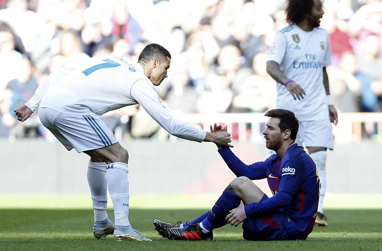 Cristiano Ronaldo ayuda a Leo Messi a recuperarse durante el partido de fútbol La Liga española. Foto: AP