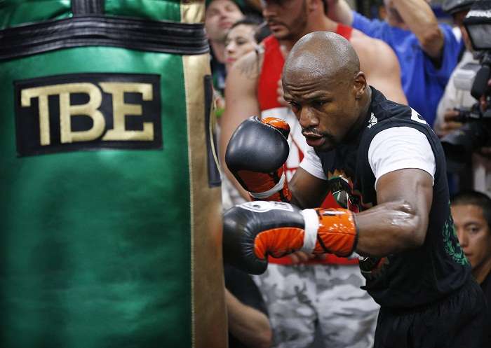 Floyd Mayweather Jr. está disfrutando las cuantiosas rentas de su carrera como boxeador. Foto: AP
