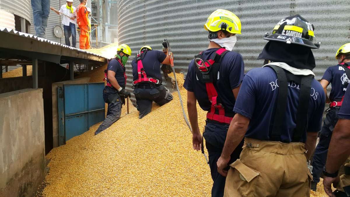 Por el momento se desconocen los detalles de como el hombre fue a dar dentro del silo lleno de maíz.  /  Foto: @BCBRP