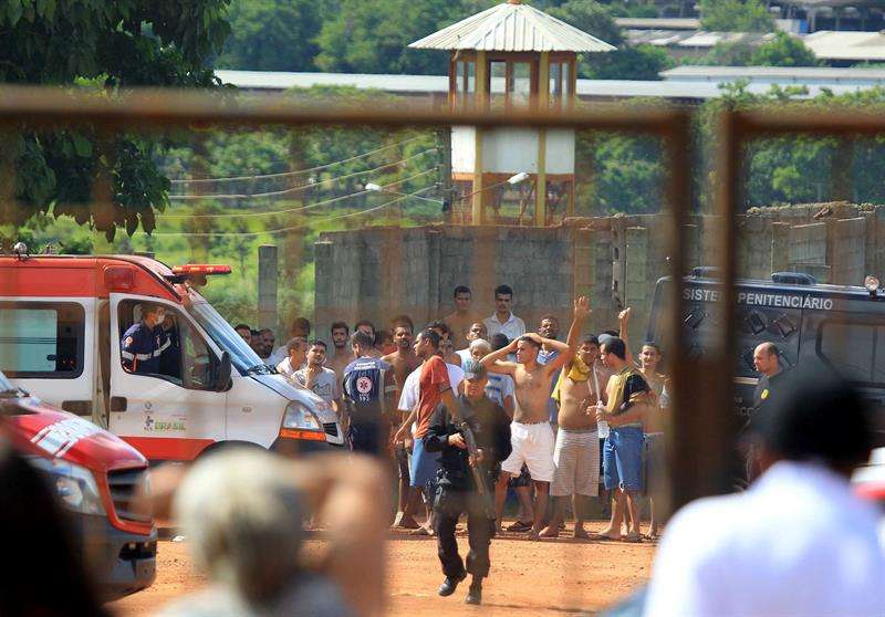 Fotografía cedida de un grupo de presos vigilados por las autoridades el pasado lunes en una cárcel de la región metropolitana de Goiania, capital del estado brasileño de Goiás (Brasil), en la que al menos 9 personas murieron durante un motín. EFE 