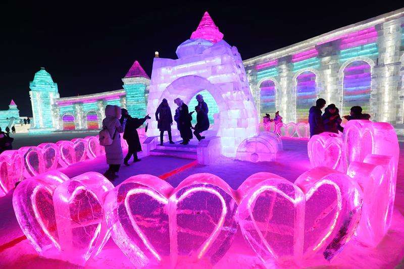 Varias personas visitan las instalaciones en la víspera de inauguración del 34º Festival Internacional de Hielo y Nieve de Harbin (China) hoy. EFE
