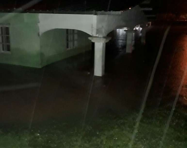 Las inundaciones sorprendieron a las familias afectadas en medio de la oscura madrugada.