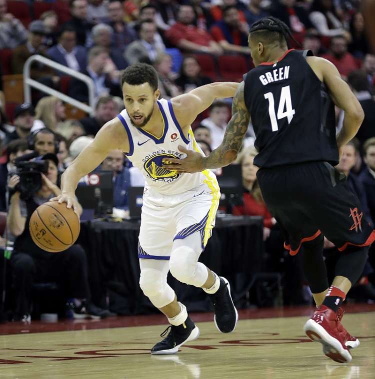 Stephen Curry  se lució con 29 puntos ante los Rockets./ Foto AP