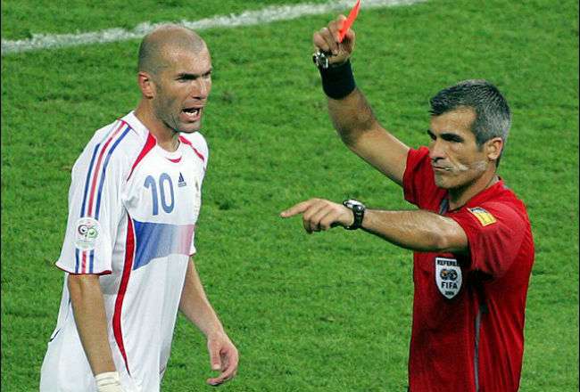 Zinedine Zidane protagonizó una de las tarjetas rojas más recordadas en los mundiales, ya que fue en la final del 2006. AP