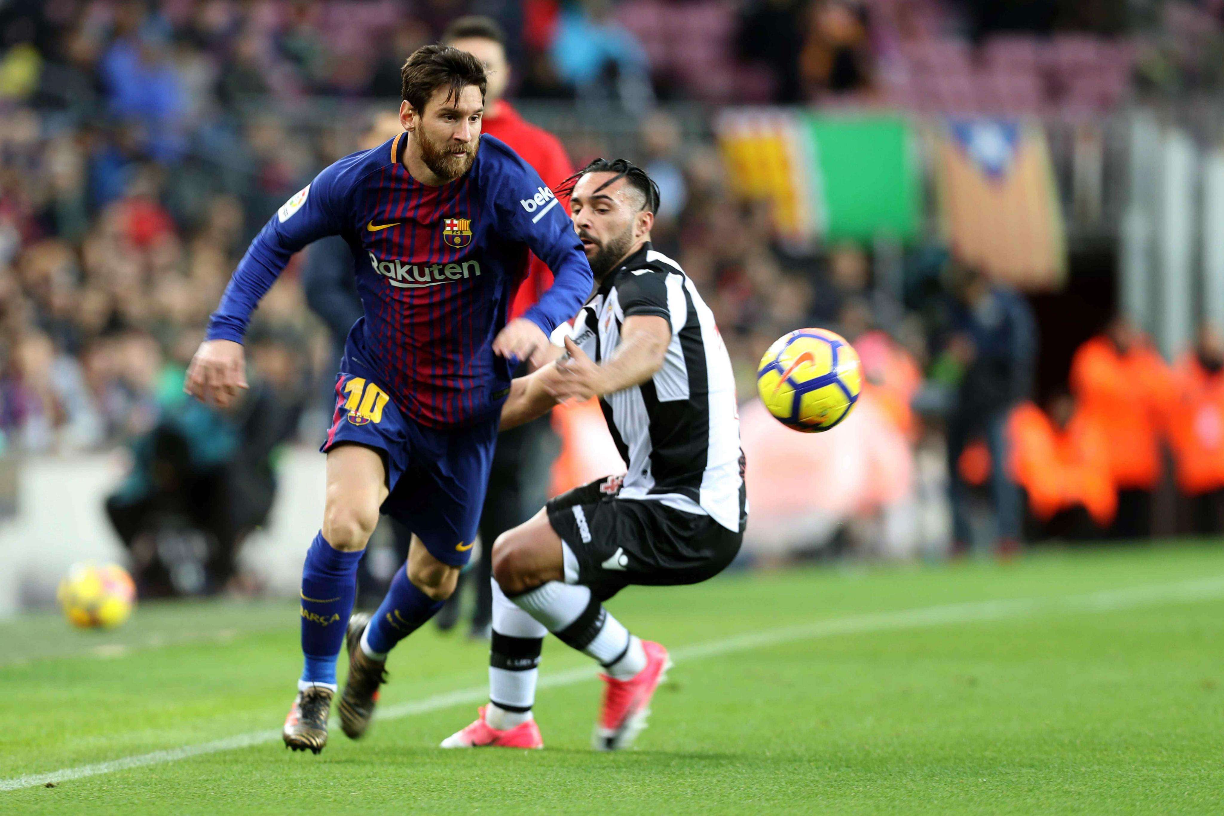 Messi (izq.), intenta escaparse del delantero español del Levante, Ivi López. Foto: EFE
