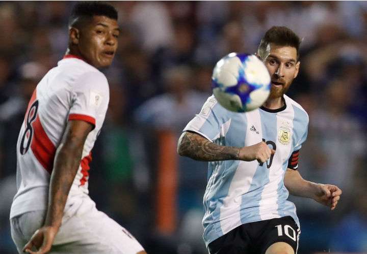 El peruano Wilder Cartagena (izq.) disputa el balón con el argentino Lionel Messi, durante las eliminatorias sudamericanas, Camino a Rusia 2018. Foto EFE