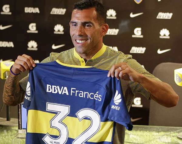 Carlos Tevez muestra su camiseta de Boca Juniors, durante su presentación. Foto: AP