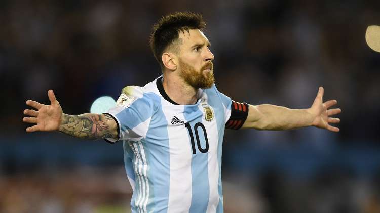 Messi se enfrentará en amistoso a sus compañeros del Barcelona. Foto: EFE