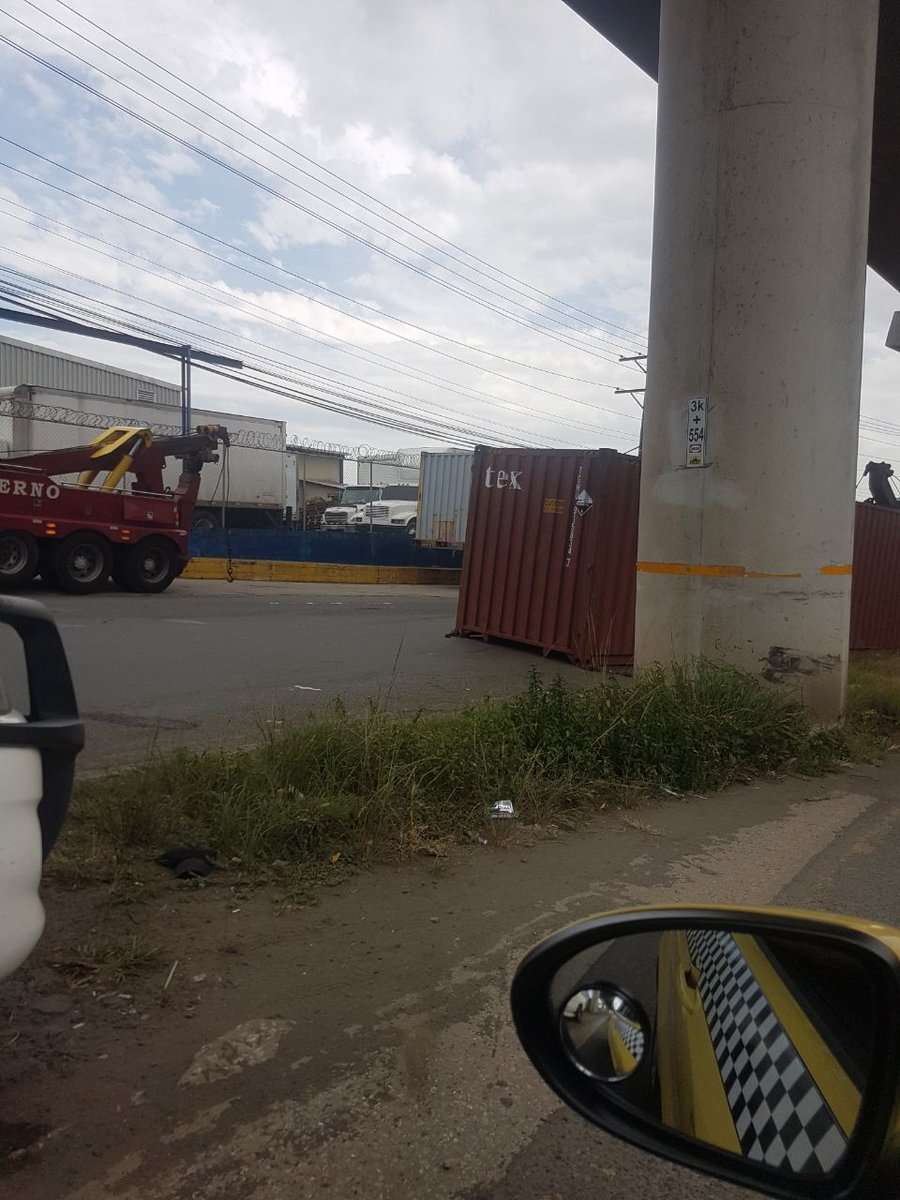 Se requirió de una grúa para mover el contenedor. /  Foto: @TraficoCPanama
