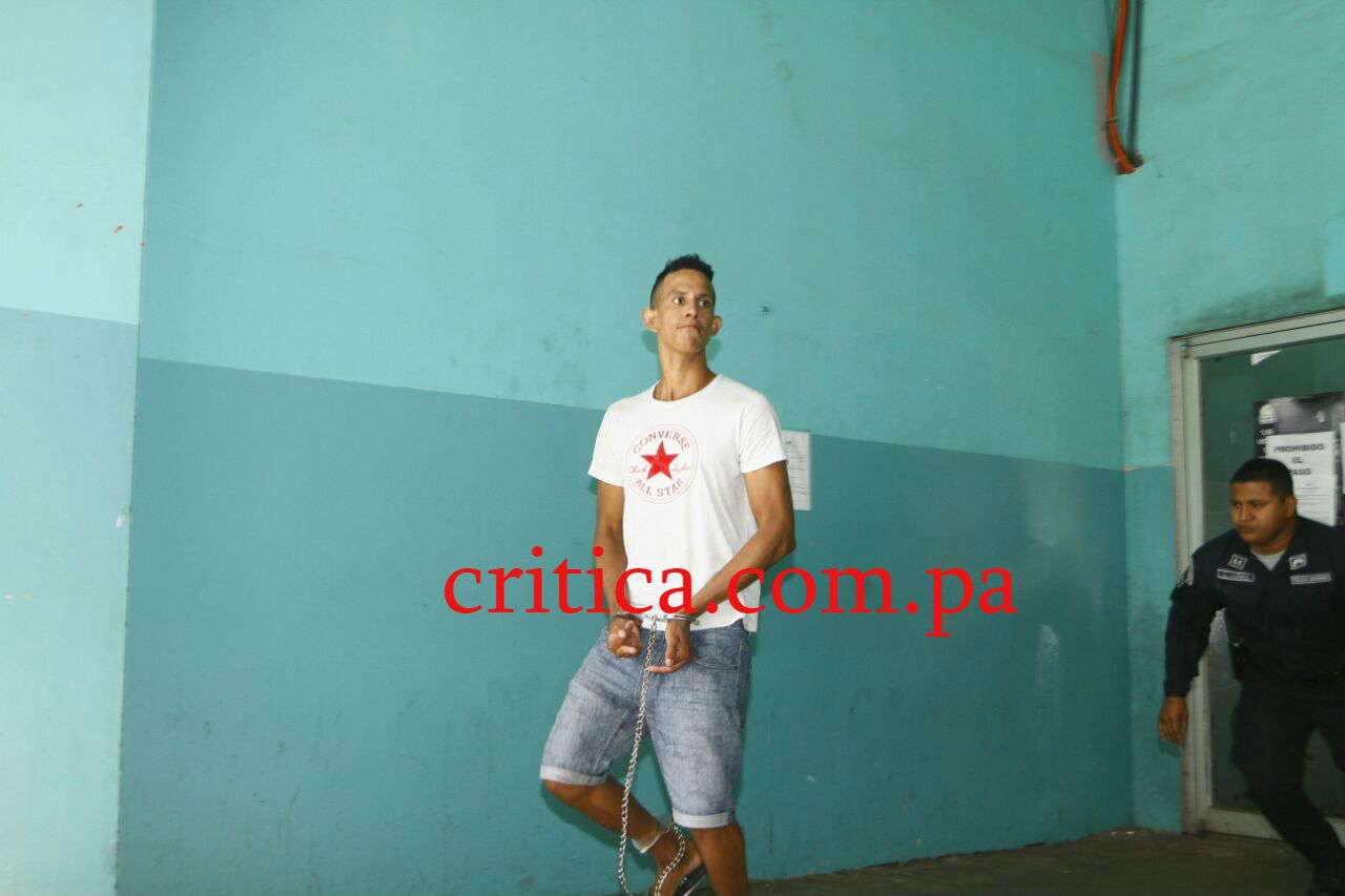 Mario Elías Márquez de 21 años, a su salida de la audiencia en la que se le imputaron cargos por el asesinato de Punta Pacífica.  /  Foto: Edwards Santos