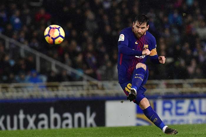Lionel Messi ensaya un tiro libre hoy/AP