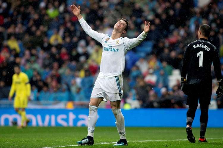 Cristiano Ronaldo se lamenta de una acción en el partido ante el Villarreal. Foto: EFE