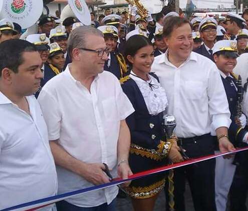 El diputado Manuel Cohen, el presidente Varela y los muchachos de la banda del Colegio José Daniel Crespo estuvieron en la reinauguración. / AP