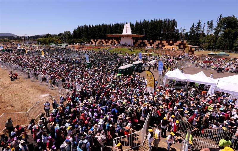 Vista general de la multitudinaria misa ofrecida por el papa Francisco en Temuco (Chile).  /  EFE