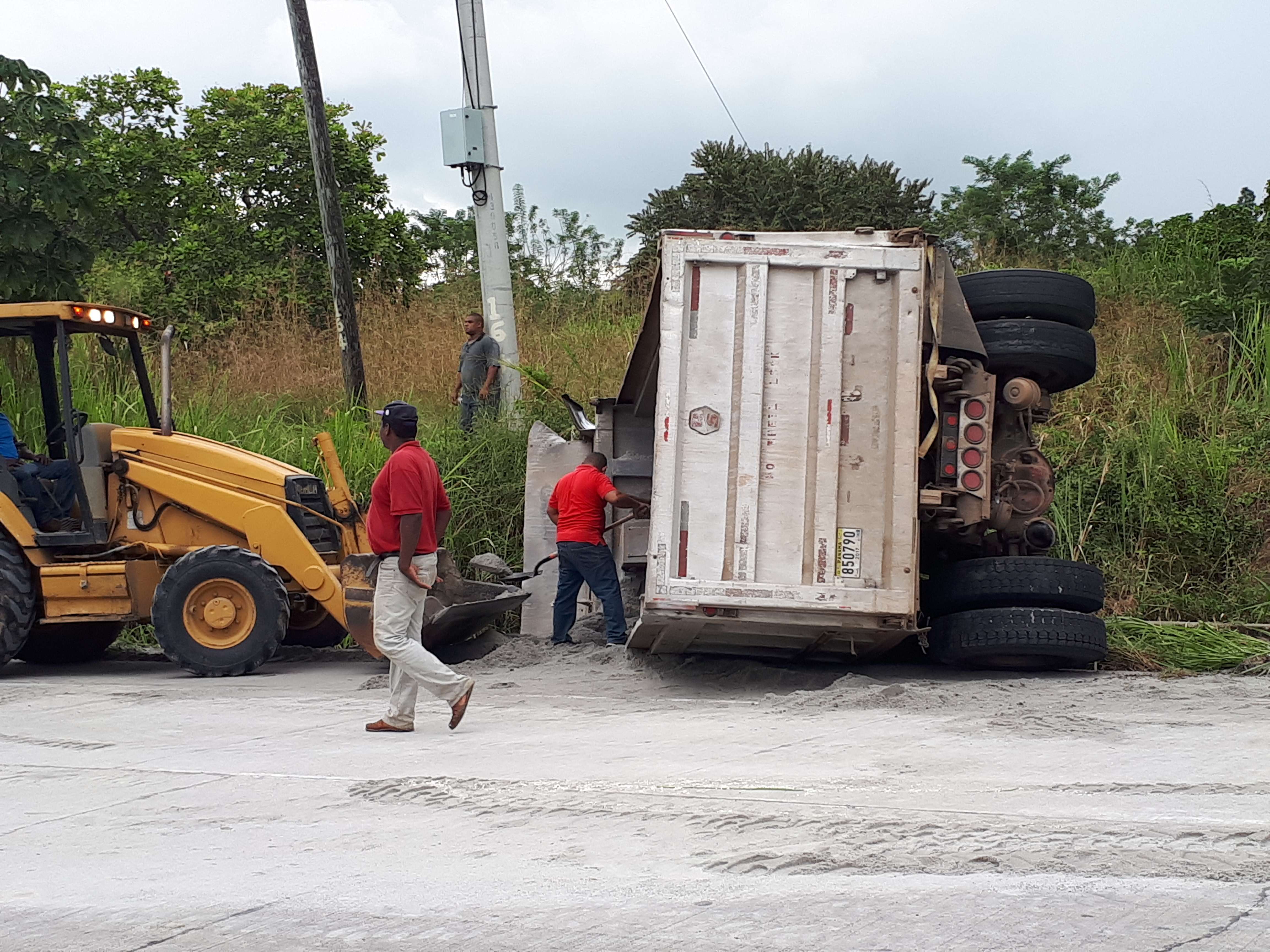 Una retroexcavadora y varios hombres con palas llegaron hasta el lugar para trasladar la arena del camión accidentado  a otro articulado. /  Foto: Elena Valdez