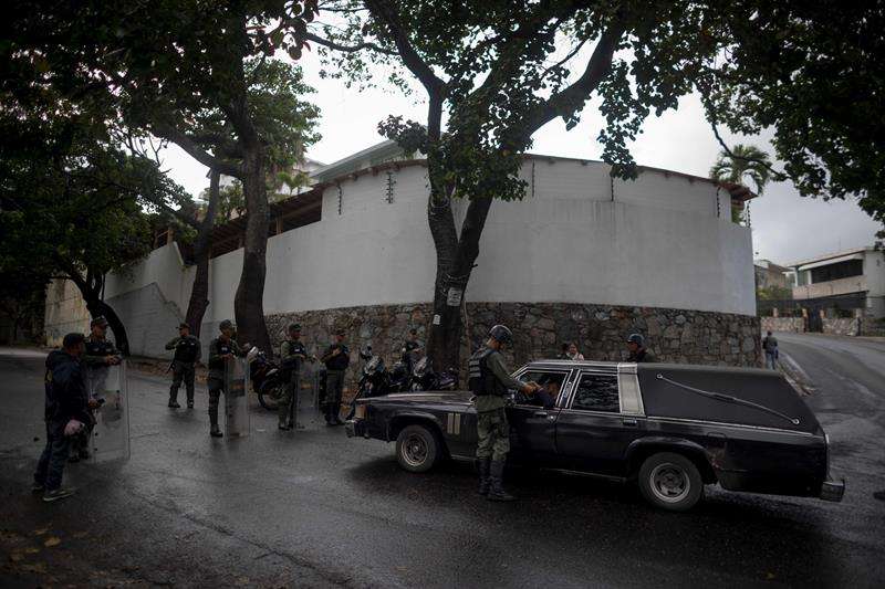 Miembros de la Guardia Nacional Bolivariana y la Policía Nacional Bolivariana custodian las inmediaciones de la morgue en donde está cuerpo del exagente Pérez hoy, miércoles 17 de enero de 2018, en Caracas (Venezuela). EFE