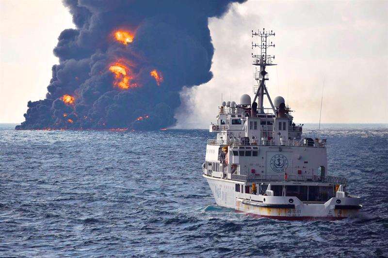 El humo y las llamas se elevan desde el petrolero iraní Sanchi tras su colisión con el mercante CF Crystal al este del río Yangtze junto a la ciudad de Shanghai (China). EFE
