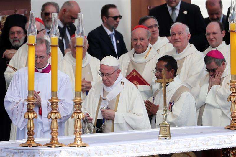 El papa Francisco (c) llega a Playa Lobito hoy, jueves 18 de enero de 2018, en la ciudad de Iquique (Chile), para oficiar la última multitudinaria misa de su visita al país austral. EFE