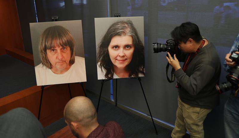 Fotografías de David Turpin y Louise Turpin expuestas durante una conferencia de prensa en la que se anunciaron los cargos en su contra en relación con el caso de abuso a sus 13 hijos en su hogar de Riverside, California (EE.UU.). EFE