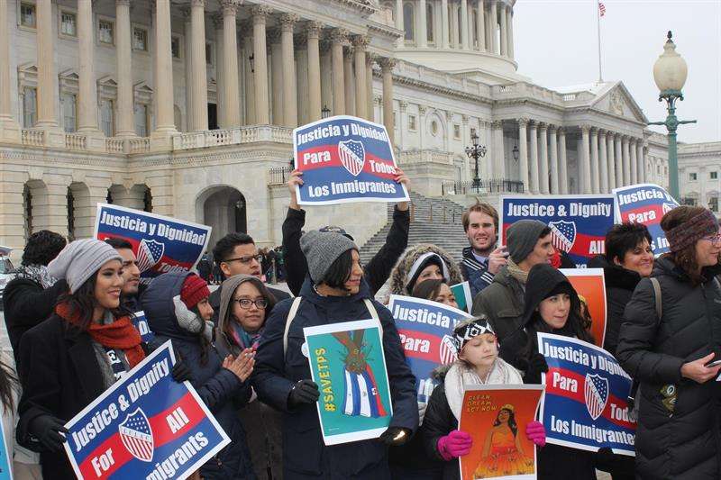 Cientos de &quot;soñadores&quot; sostienen carteles para exigir &quot;justicia y dignidad para los inmigrantes&quot; en un nuevo evento organizado por el Leage of United Latin American Citizens (LULAC) y la Hispanic Federation frente al Capitolio en Washington DC, EEUU. EFE