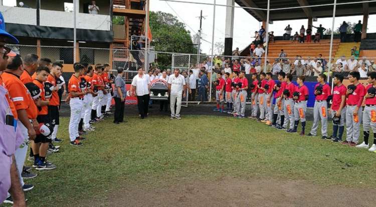 La gloria del béisbol santeño fue despedido con honores  en la ciudad de Las Tablas. Foto: Zenaida Vásquez
