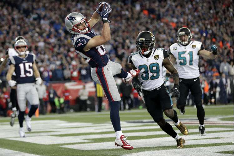 Danny Almendola cuando captura el pase de touchdown que le dio el triunfo a los Patriots. Foto: AP