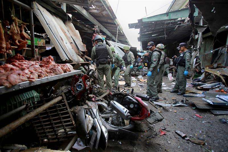 Miembros del equipo de Desactivación de explosivos inspeccionan la zona donde explotó una bomba en Tailandia.  EFE