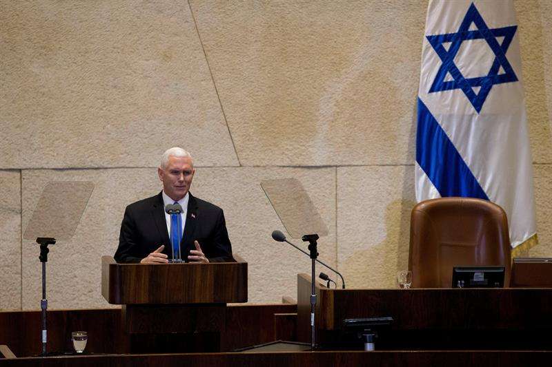 vicepresidente de Estados Unidos, Mike Pence (dcha), pronuncia un discurso ante el Parlamento israelí en Jerusalén hoy, 22 de enero de 2018. EFE