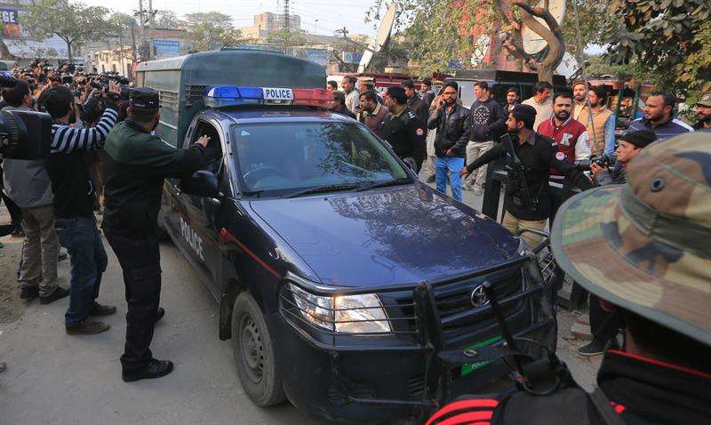 Autoridades paquistaníes trasladan al presunto asesino en serie que violó y asesinó a una niña de 7 años en la ciudad oriental de Kasur a principios de mes, en Lahore, Pakistán. EFE