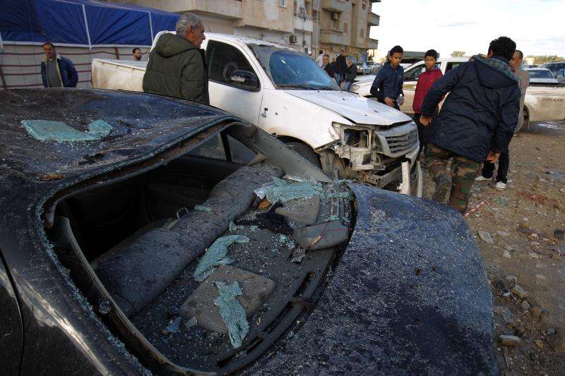 Residentes locales inspeccionan los daños tras la explosión de dos coches bomba en Bengasi, Libia. EFE