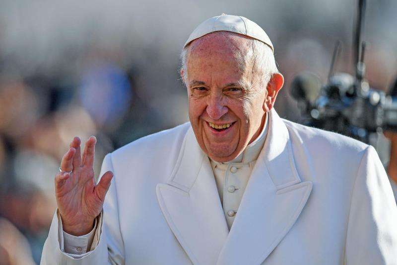 El papa Francisco sonríe a su llegada a la audiencia general del miércoles en la Plaza de San Pedro en el Vaticano este 24 de enero. EFE