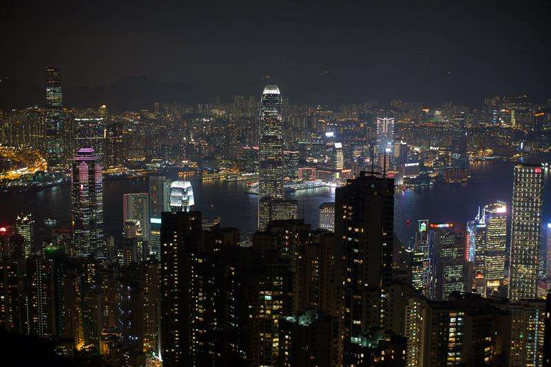 Turistas visitan la terraza de la Cumbre Victoria en Hong Kong (China). EFEArchivo