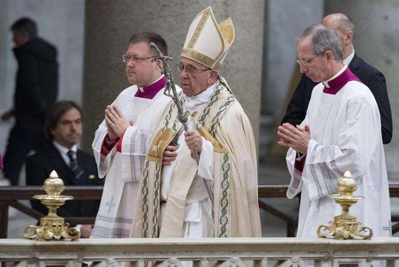 El Papa Francisco celebra las Vísperas con los representantes de otras iglesias y comunidades cristianas, en la Basílica de San Pedro, Roma, Italia. EFE