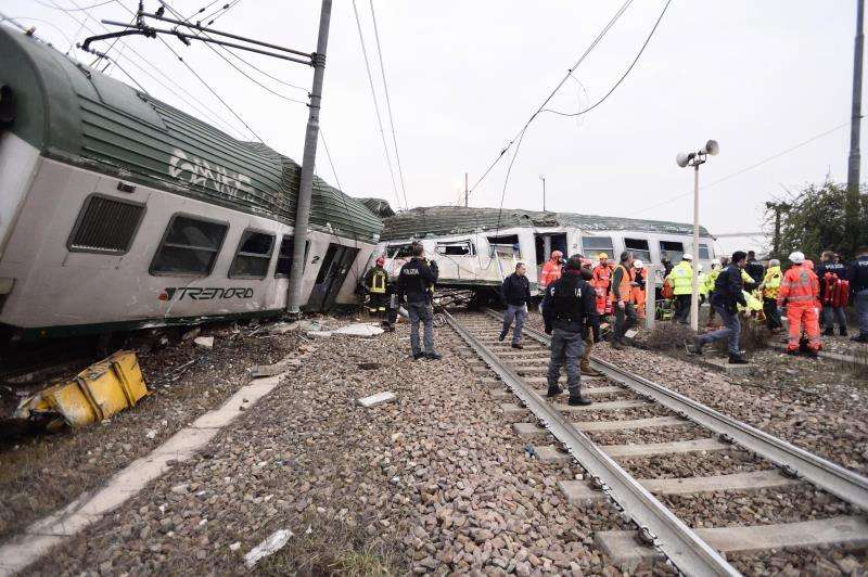 Miembros de los servicios de emergencia trabajan en el lugar del suceso después de que un tren descarrilara cerca de Milán (Italia) este 25 de enero. EFE