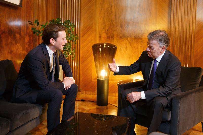 El canciller austríaco, Sebastian Kurz (d), conversa con el presidente de Colombia, Juan Manuel Santos, durante su reunión en la Cancillería federal en Viena, Austria, este 26 de enero. EFE
