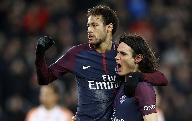 Neymar  (izq.) y Cavani celebran la anotación ante el Montpellier (4-0). Foto: AP