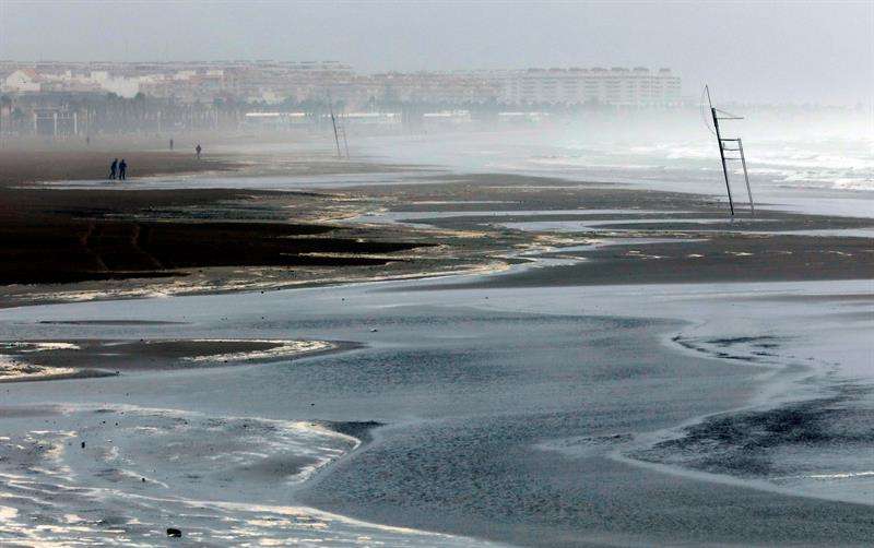 Rachas de viento en playa de la Malvarrosa de Valencia, España alcanzan los 40 nudos.  /  Foto: EFE 