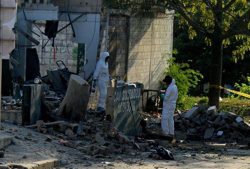Investigadores de la policía revisan el lugar donde explotó un artefacto hoy, domingo 28 de enero de 2018, en Barranquilla (Colombia). EFE