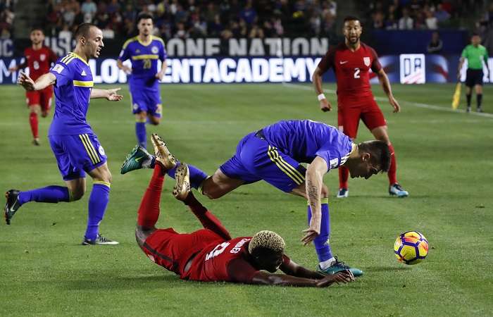 Gyasi Zardes, de Estados Unidos, cae al suelo tras chocar con el bosnio Daniel Graovac / AP