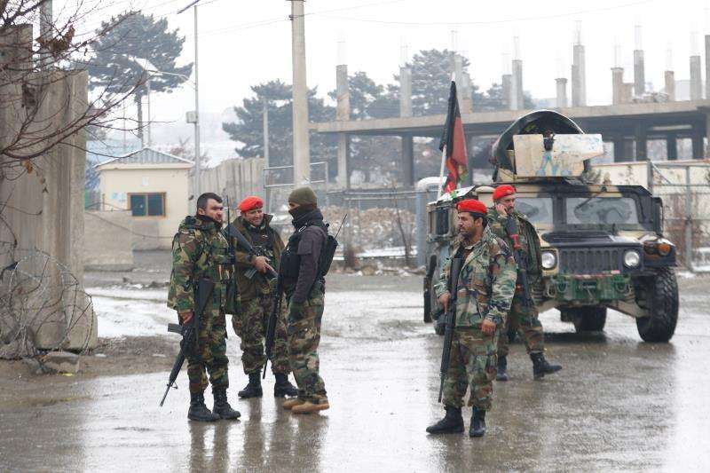 Soldados afganos montan guardia en los alrededores de la Academia Militar Marshal Fahim en Kabul (Afganistán) . EFE
