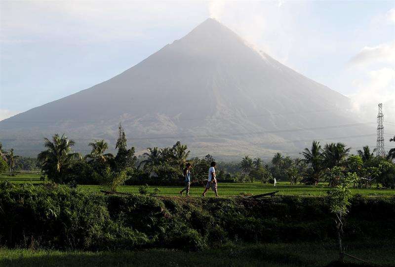 Las autoridades filipinas elevaron hoy a más de 80.000 los evacuados a causa del volcán Mayon, en el este del país, donde permanece la alerta por una posible explosión peligrosa pese a una reducción de su actividad en las últimas horas. EFE