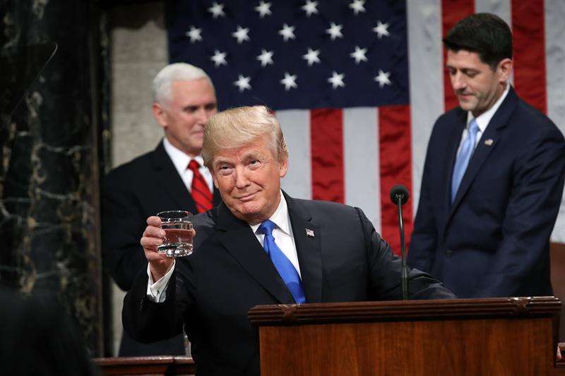 El presidente estadounidense Donald Trump (c) pronuncia su discurso sobre el Estado de la Unión ante el Congreso, en Washington (Estados Unidos). EFE
