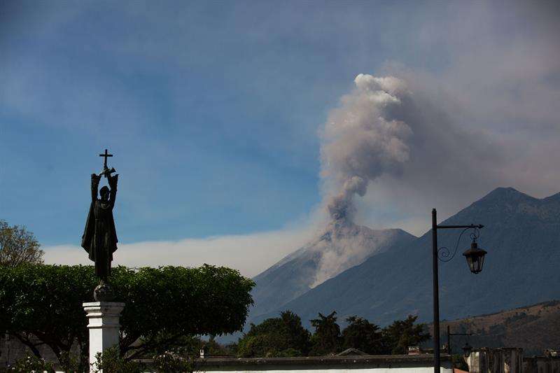 Vista del volcán de Fuego desde la entrada de la ciudad de La Antigua Guatemala hoy, jueves 1 de febrero de 2018. EFE